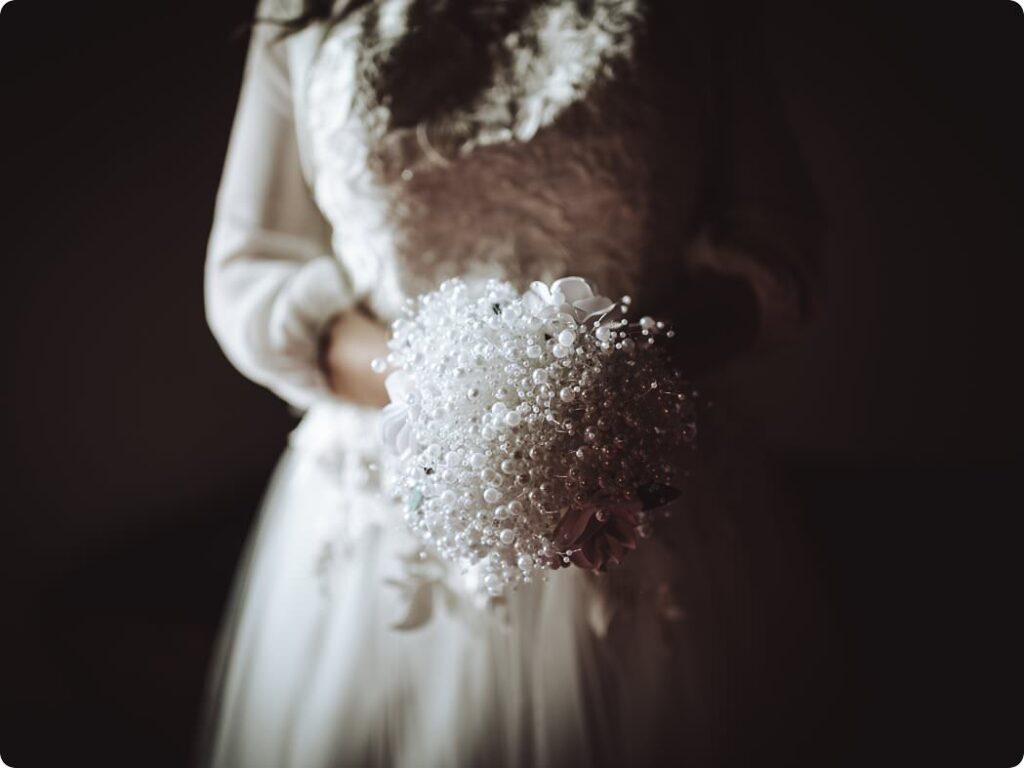 bouquet sposa di perle, realizzato interamente a mano con rose di carta da Jessica Ciaffarini