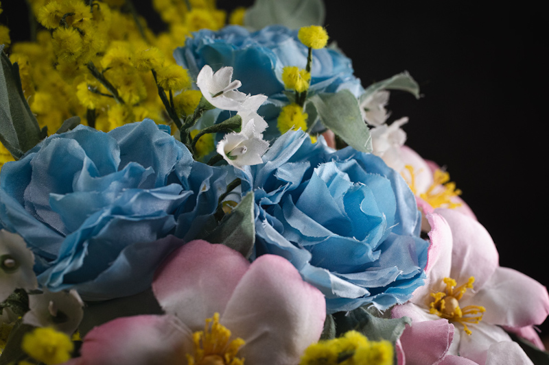 Bouquet di mimose e rose blu
