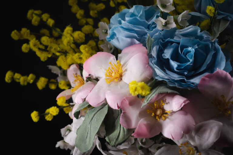 Bouquet di mimose e rose blu