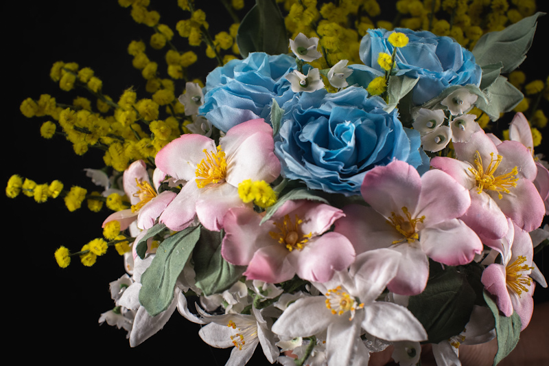 Bouquet di mimose e rose blu
