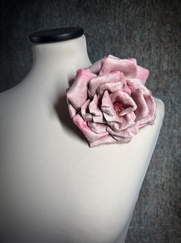 Spilla 40° Compleanno Rosa Chiaro - Distintivo Decorativo 8,9 Cm In Plastica E Metallo - Ideale Per Feste E Celebrazioni