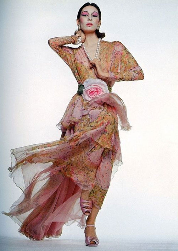 spilla-fiore-Anjelica-Houston-for-Valentino-Haute-Couture-1972.