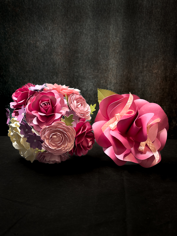 Bouquet da sposa con fiori di carta in coordinato con il bouquet portafedi, di colore fuxia.