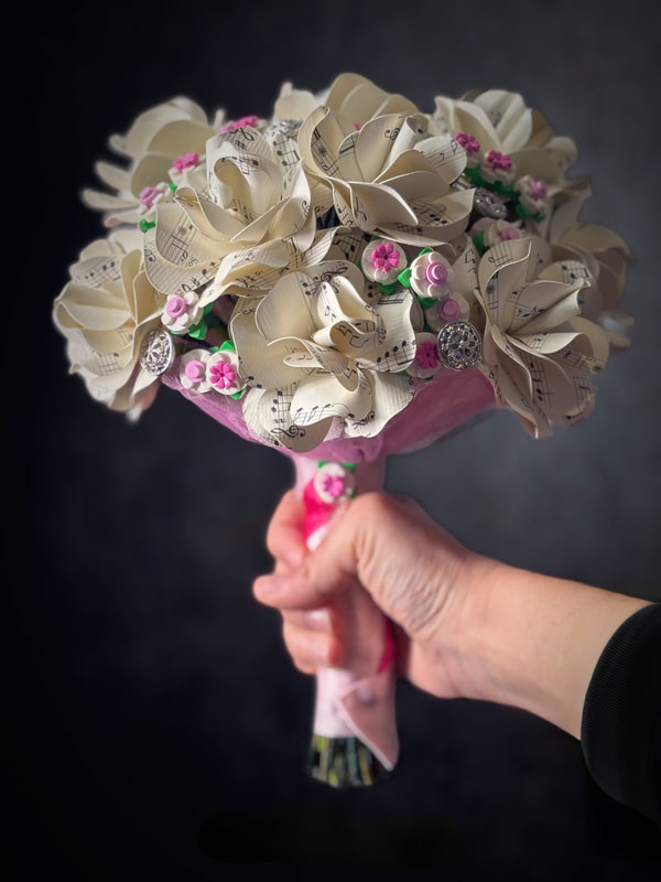 Dettaglio mattoncini LEGO e bottoni nel bouquet sposa artigianale