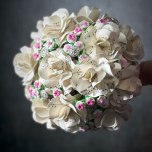 Bouquet sposa rose carta musica mattoncini LEGO vista completa