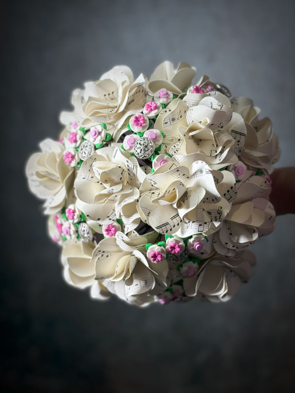 Bouquet sposa rose carta musica mattoncini LEGO vista completa