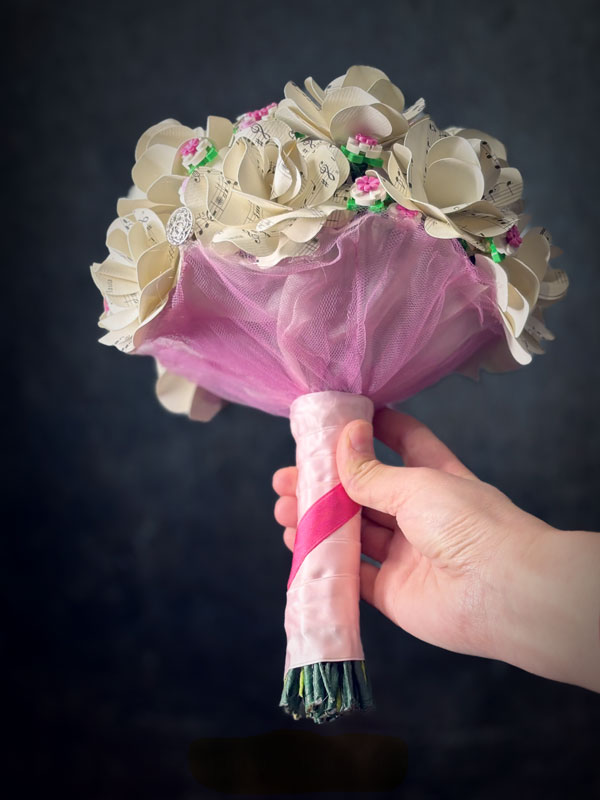 Sposa con bouquet mattoncini LEGO e fiori di carta musica artigianale