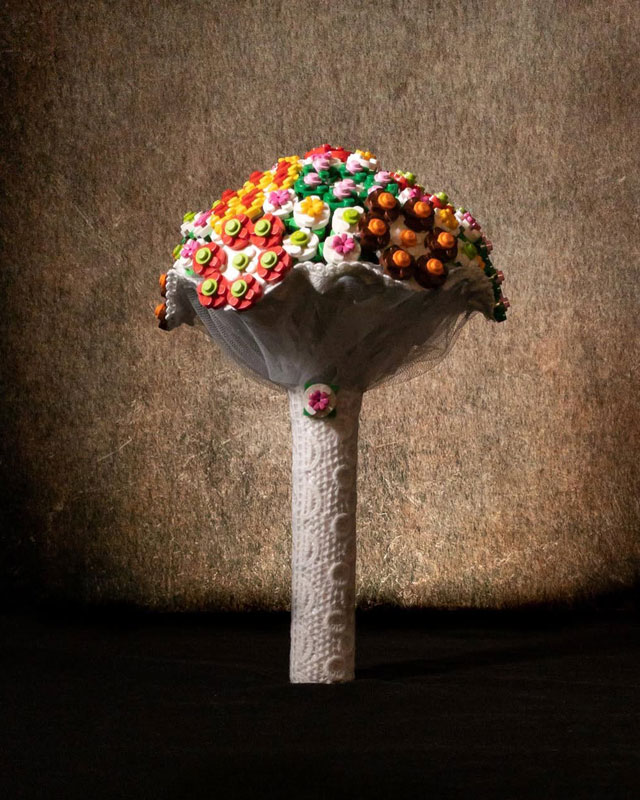 Bouquet sposa LEGO in fase di lavorazione artigianale a mano