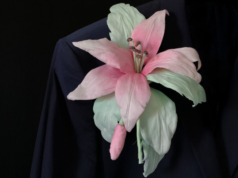 spilla fiore per giacca in seta fatta a mano da Jessica Ciaffarini