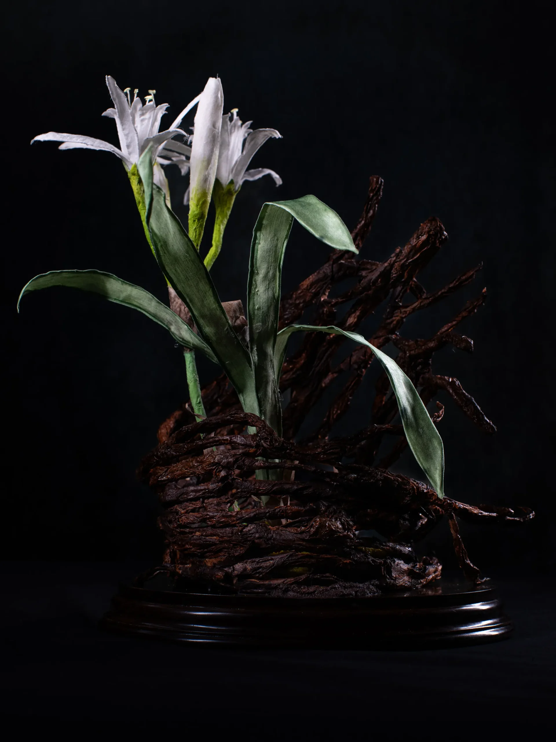 L'opera Tra le Radici la Luce di Bouquet Alternativi esposta su una credenza in legno in un salotto moderno luminosa.