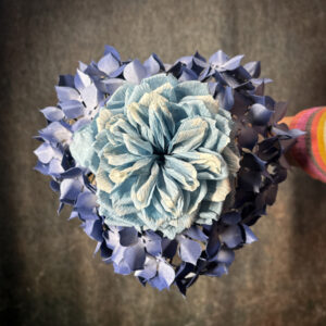 Bouquet sposa in fiori di ortensia e rosa inglese, blu polvere, realizzato in carta crespa e rigida da Jessica Ciaffarini alias Unusual Bouquet