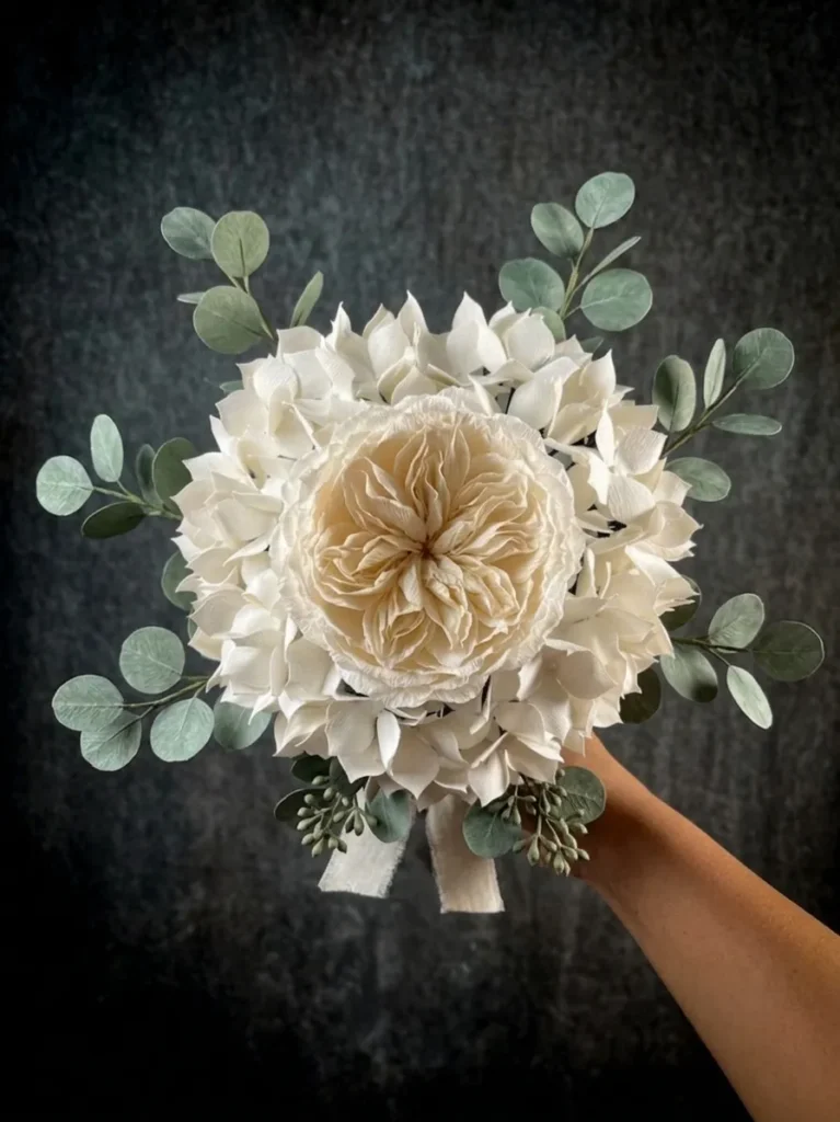 Bouquet nozze di perla con ortensie in carta bianche e rosa inglese avorio, con rami di eucalipto, realizzato da Jessica Ciaffarini