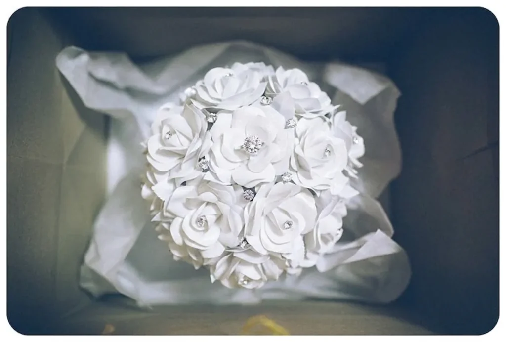 Bouquet di fiori di carta bianchi con dettagli gioiello per le nozze di diamante, 60 anni, di Jessica Ciaffarini