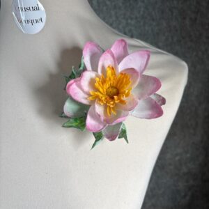 Fermaglio per capelli da sposa con fiore di loto in seta e margherita centrale, creato come gioiello nuziale simbolico.