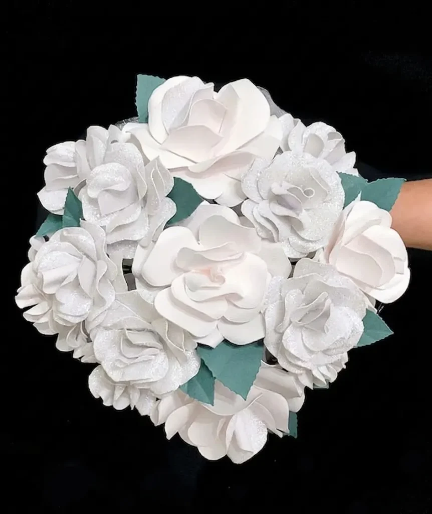 Bouquet con rose di carta diamanti, per i 60 anni di matrimonio. Realizzato a mano da Jessica Ciaffarini