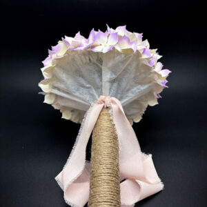 Particolare del sotto calotta e dell'attacco del manico in corda con fiocco di nastro sfrangiato, logo Unusual Bouquet in evidenza.