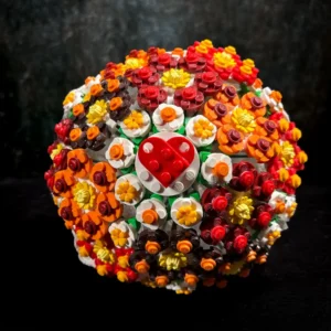 Bouquet sposa autunnale fatto con mattoncini Lego dai toni arancione, rosso e marrone con manicotto in juta