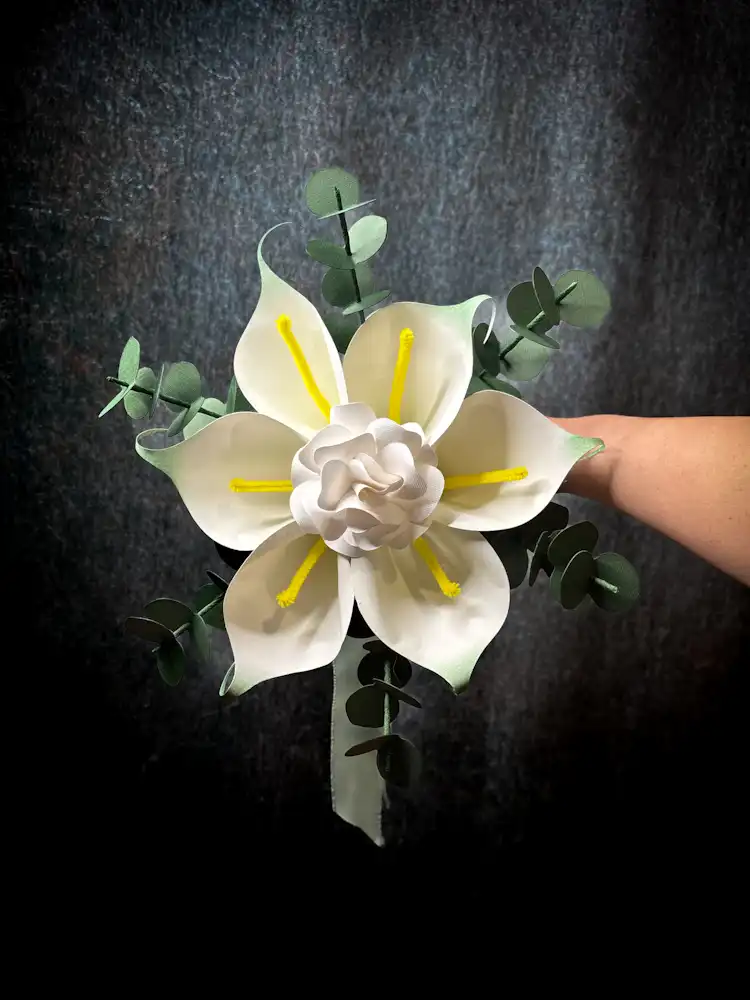 Bouquet sposa in carta con calle bianche e rose, ideale per un matrimonio civile essenziale ed elegante