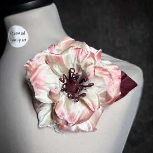 Spilla a forma di fiore di camelia in pelle metallizzata oro rosa